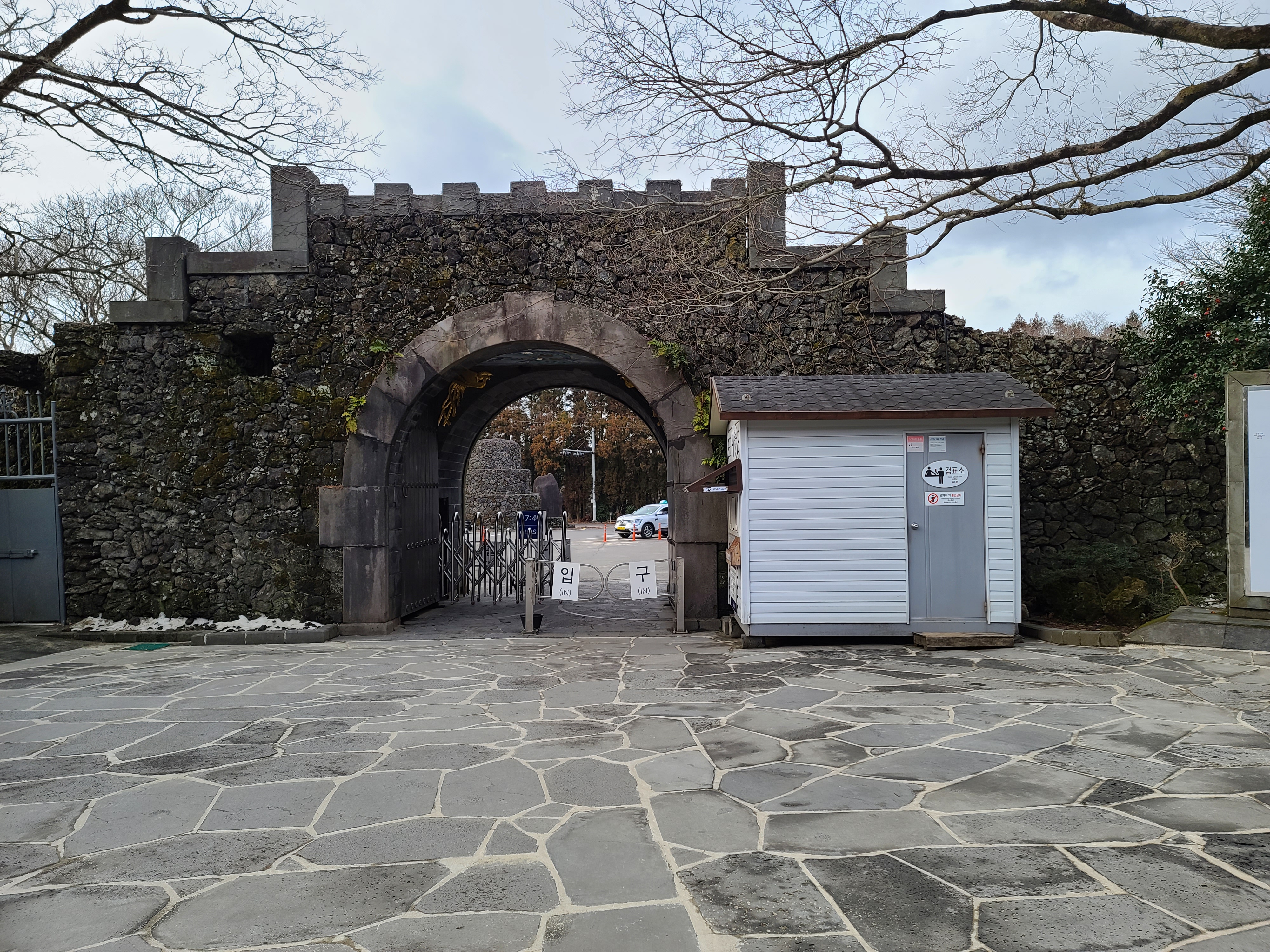 2.주출입구.jpg